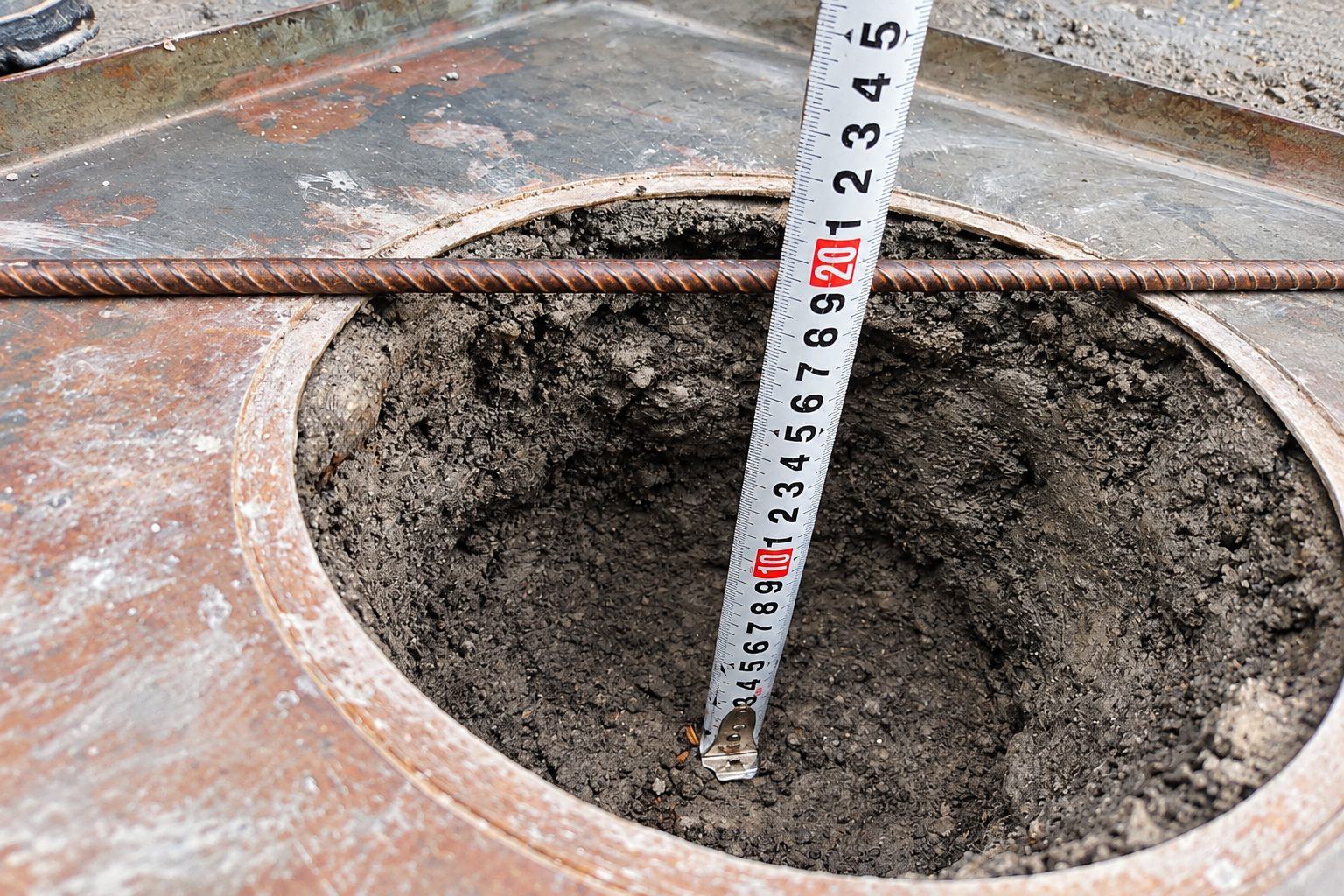 Cava de ensaio de densidade in situ com trena